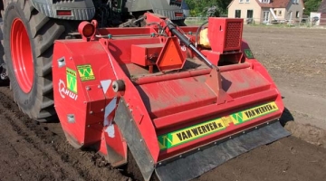 Trekker met rodungsfrees en/of bosklepel